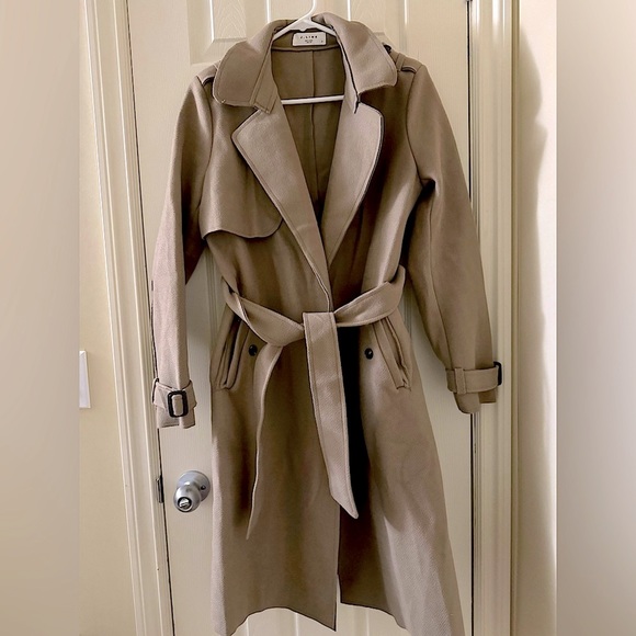 Lapel coat bought in Korea. Never worn just tried on. Fits Medium to Semi-Large - Picture 2 of 6
